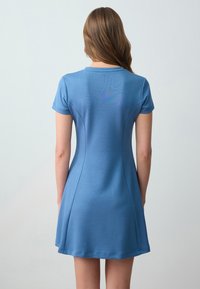Robe bleue à manches courtes avec un corsage ajusté et une jupe évasée. Fabriquée en tissu lisse avec des coutures verticales dans le dos pour la forme.
