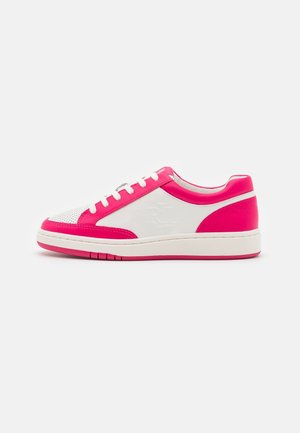 Witte sneaker met felroze bies, roze zool, witte veters en een reliëflogo aan de zijkant, van opzij getoond tegen een effen achtergrond.