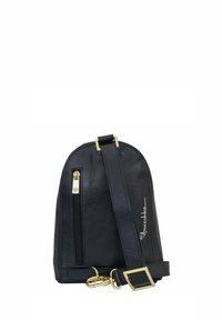 Zwarte leren tas met een gebogen vorm, gouden hardware, een voorzak met rits en een verstelbare schouderband. Heeft kenmerkende details.