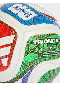 Pallone da calcio bianco con pannelli grafici colorati in rosso, blu e verde. Presenta una superficie testurizzata, il logo FIFA e il marchio "Trionda Competition".