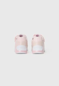 Scarpe da ginnastica rosa con accenti bianchi, caratterizzate da una superficie liscia simile alla pelle, una forma arrotondata e un tallone imbottito per il comfort.