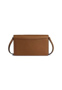 Borsa a mano in pelle marrone con finitura liscia, forma rettangolare e una sottile tracolla su un lato. Design minimale, senza hardware visibile.