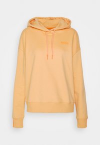 Felpa arancione chiaro con cappuccio, con lacci anteriori, maniche lunghe, polsini e orlo a coste, e un piccolo logo "BOSS" sul petto.