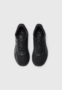 Paar schwarze Puma Laufschuhe mit Mesh-Obermaterial und Schnürsenkeln, von oben auf einem weißen Hintergrund betrachtet.