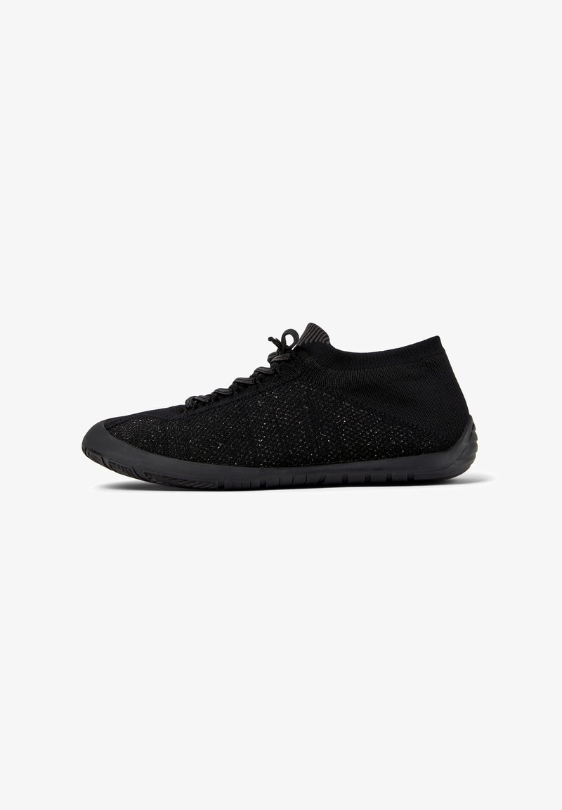 Schwarze Sportschuhe mit einem dehnbaren Obermaterial und einer flexiblen Sohle, ausgestattet mit Schnürsenkeln und einem flachen Design für Komfort und Agilität.
