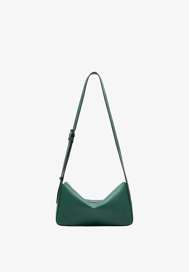 Zielona skórzana torba na ramię z regulowanym paskiem i główną komorą na zamek, minimalistyczny design o gładkiej fakturze.