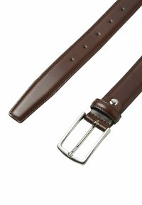 Bruine leren riem met een gladde textuur, zilverkleurige metalen gesp en meerdere verstelgaten langs de lengte.