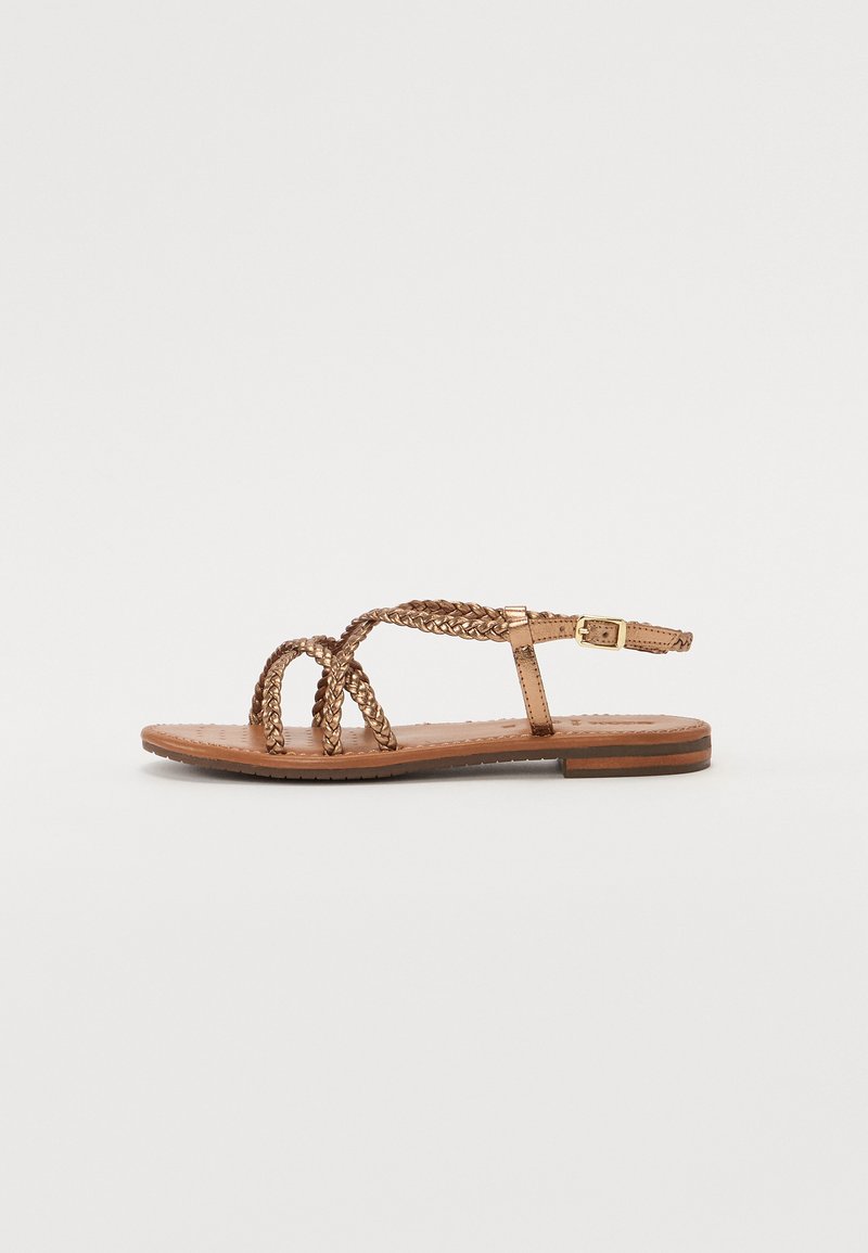 Barna fonott szandál lapos talppal, csattal ellátott pánttal és texturált talpbetéttel. Elegáns és minimalista dizájn meleg időjáráshoz.