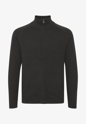 Svart hettejakke laget av ribbestrikket stoff. Har høy krage og lange ermer med et rent, minimalistisk design.