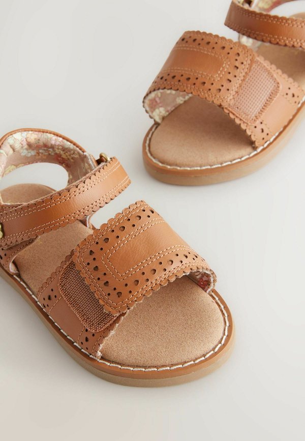 REGULAR FIT – BROGUE TOUCH FASTENING  – Lauflernschuh