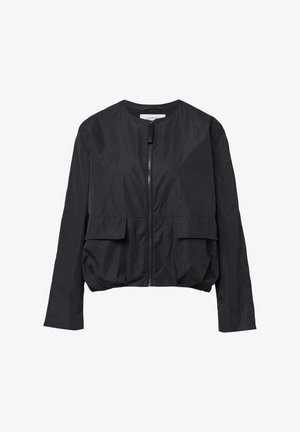 Veste noire courte en matériau léger, dotée d'une fermeture éclair à l'avant, de deux poches avant et d'un col rond. Texture lisse.