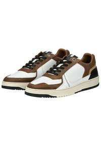 Hnědé a bílé tenisky s panely z prodyšné síťoviny a semiše, černé tkaničky a texturované akcenty. Silná gumová podrážka s černými detaily.