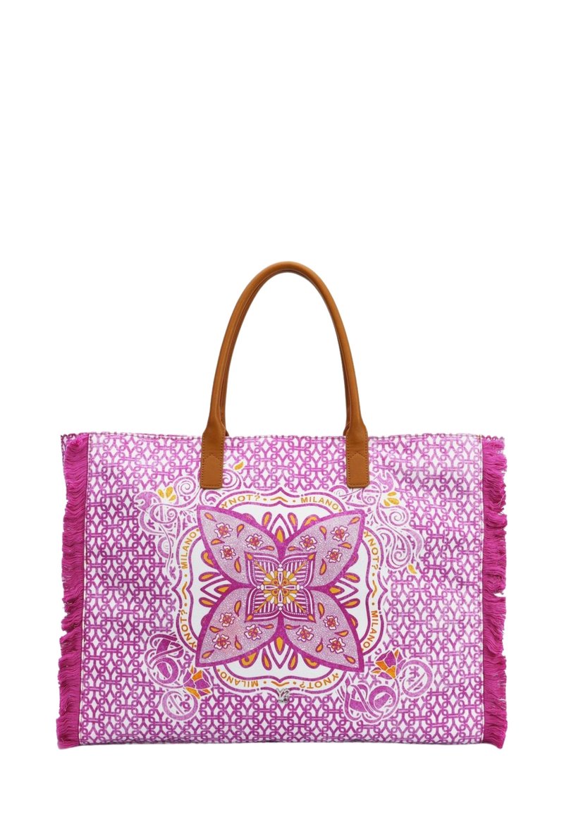 Grande borsa a spalla rosa con dettagli frangiati e manici in pelle marrone. Presenta un motivo di farfalla al centro e disegni intricati in tutto il corpo.
