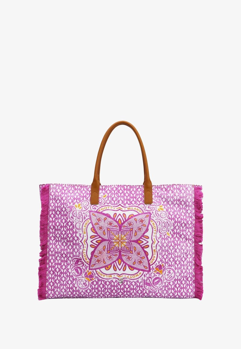 Grande borsa a spalla rosa con dettagli frangiati e manici in pelle marrone. Presenta un motivo di farfalla al centro e disegni intricati in tutto il corpo.