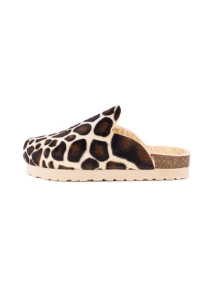 Sabots à enfiler avec un motif girafe, dotés d'un dessus doux et texturé, de taches crème et marron foncé, et d'une semelle beige ressemblant à du liège.