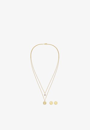 Doppellagige Goldkette mit kleinem Kristallanhänger und einer größeren, strukturierten Scheibe, dazu passende Ohrstecker mit strukturierten goldenen Scheiben.