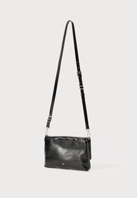 Borsa a tracolla nera in pelle con forma rettangolare, texture liscia, tracolla regolabile e dettagli in metallo argentato. Presenta un logo.