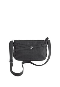 Melnas ādas somiņa ar krokodila ādas reljefu, regulējamu siksnu, augšējo rāvējslēdzēja aizdari un metāla D formas gredzenu priekšpusē.