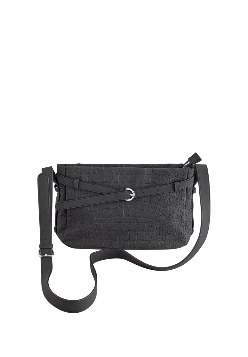 Melnas ādas somiņa ar krokodila ādas reljefu, regulējamu siksnu, augšējo rāvējslēdzēja aizdari un metāla D formas gredzenu priekšpusē.