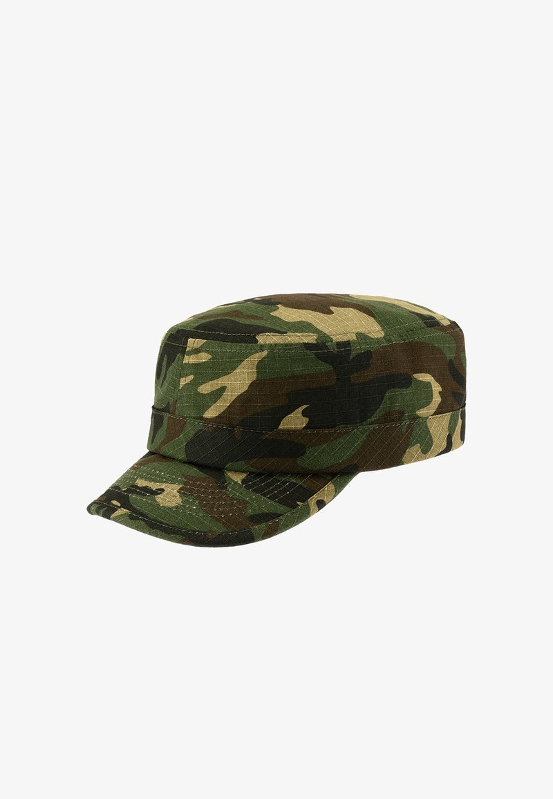 Czapka wojskowa w stylu camouflage z płaską górą i zakrzywionym daszkiem w zielonym, brązowym i beżowym wzorze kamuflażu na białym tle.