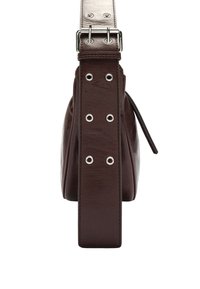 Brązowa skórzana torebka na ramię z mocnym paskiem z srebrnymi elementami, prostokątnym kształtem oraz małymi dziurkami wzdłuż paska jako detal wzorniczy.