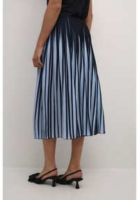 Gonna midi plissettata con strisce alternate blu scuro e azzurro chiaro. Realizzata in materiale leggero, con vita aderente e orlo morbido.