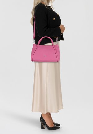 Rosa Ledertasche mit runder Form, doppelten Griffen und einem abnehmbaren Schultergurt. Glatte Textur mit silbernen Hardware-Akzenten.