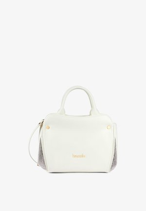 Borsa a mano in pelle bianca con doppi manici, borchie dorate e pannelli laterali testurizzati, con un piccolo logo dorato centrale sul davanti.