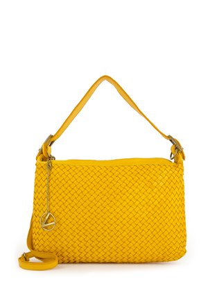 Gelbe geflochtene Lederhandtasche mit glattem Oberteil, abnehmbarem Schultergurt und einem dekorativen Metallanhänger. Rechteckige Form mit strukturiertem Oberflächen.