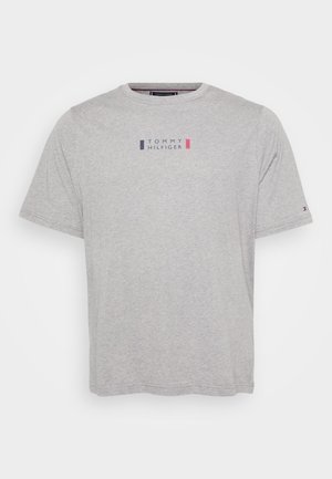 Siva bombažna majica s kratkimi rokavi in okroglim izrezom. Ima majhen logo na sredini z modrimi in rdečimi detajli. Mehka tekstura, sproščen kroj.