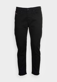 Jeans de mezclilla negra con un ajuste ajustado. Las características incluyen cinco bolsillos, trabillas para cinturón y un cierre frontal con botón. Textura suave, sin patrones visibles.