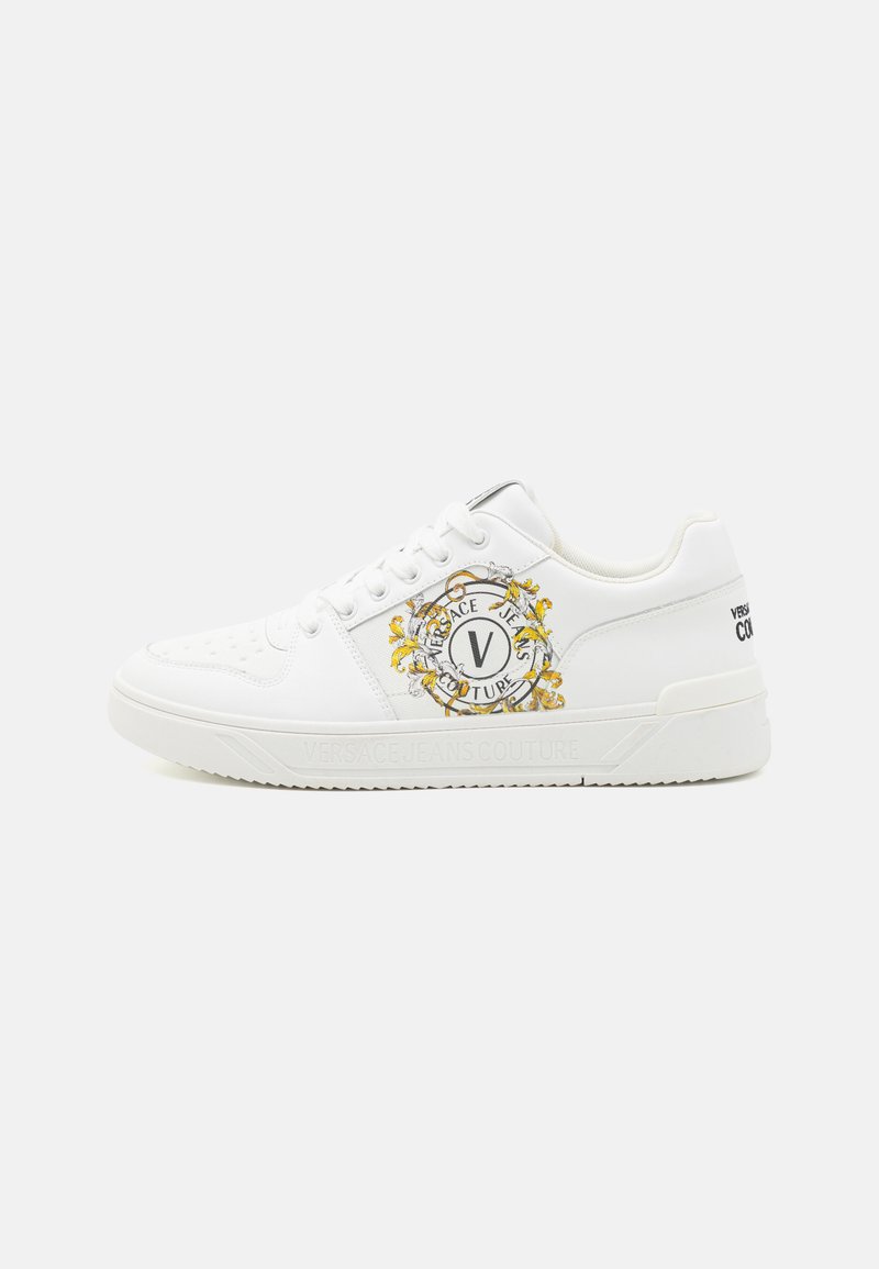 Weiße Ledersneaker mit dekorativer gelber floraler Stickerei und Logo-Detail an der Seite. Strukturierter Zehenbereich, Gummisohle und Schnürverschluss.