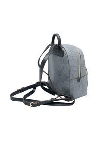 Zaino grigio con superficie strutturata con stampe a tema viaggio, cinturini in similpelle e una cerniera dorata sul lato.