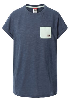 Blauw T-shirt met korte mouwen en opgerolde boorden, met een contrasterende lichte zak waarop het The North Face-logo op de borst staat.
