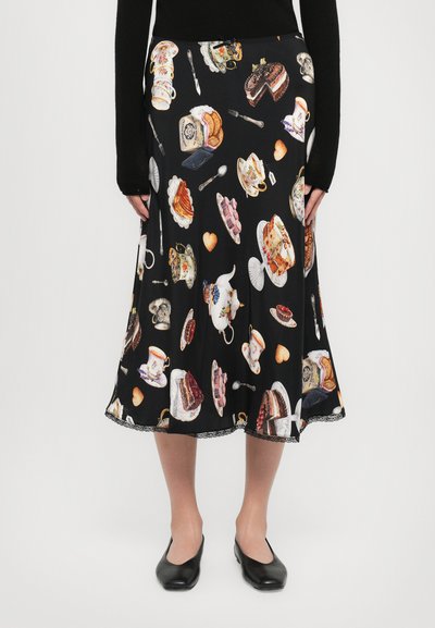 Falda negra con un estampado repetido de varios postres y teteras, con un borde de encaje. Diseño de longitud media y acampanado, fabricada con tela suave.
