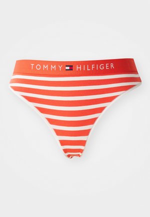 Bikini donji dio u crveno-bijelim prugama s širokim elastičnim pojasom na kojem se nalazi bijeli natpis "TOMMY HILFIGER". Pamuk, glatka tekstura.