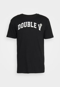 Černé bavlněné tričko s výrazným bílým nápisem "DOUBLE V" na hrudi a bílým logem v pravém horním rohu.