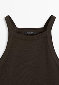 Top in cotone marrone con scollatura a barca, spalline larghe e una texture sottile. Presenta l'etichetta "Massimo Dutti", prodotto in Turchia.