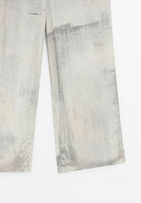 Lichtgrijze, broek met brede pijpen van een textiele stof. Bevat subtiele tonale variaties en een gladde afwerking. Geen zichtbare sluitingen of versieringen.