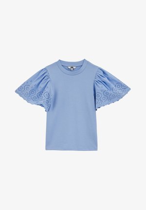 Lichtblauw T-shirt met korte pofmouwen en opengewerkte borduurdetails. Klassieke ronde hals en zachte katoenen stof.