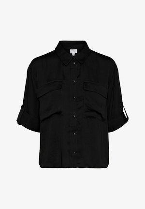 Camicia nera a maniche corte realizzata in tessuto morbido, con chiusura a bottoni sul davanti, due tasche sul petto e polsini arrotolati.