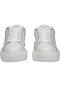 Sneaker bianche in pelle con finitura liscia, punta tondeggiante e suola piatta in gomma. Presentano lacci bianchi e occhielli in metallo per una chiusura sicura.