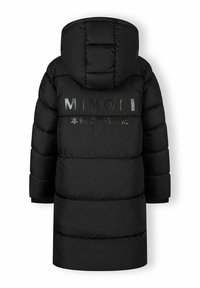 Juoda pūkinė striukė su kapišonu, pasižyminti siuvinėjimu ir blizgiu logotipu ant nugaros. Raukiniai ant rankovių ir iki kelių ilgio kirpimas užbaigia stilių.