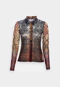 Blusa de manga longa em padrão de impressão de serpente translúcida, apresentando tons de vermelho, preto e bege, com gola e fecho de botão.