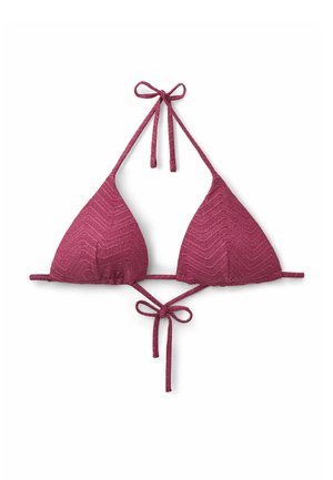 Bordowy teksturowany trójkątny top od bikini z wiązaniem na szyi i z tyłu na białym tle.