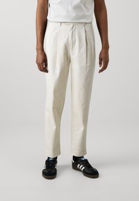 Selected Homme - CROP ADAM PLEAT PANT - Chinos tipa bikses - fog Miniatūras attēls 1