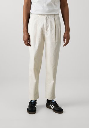 CROP ADAM PLEAT PANT - Hlače chino - fog