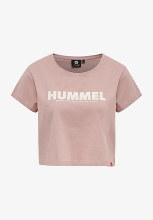 Lichtroze cropped T-shirt met ronde hals, korte mouwen en opvallende witte "HUMMEL" tekst met kleinere slogan eronder aan de voorkant.