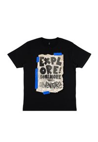 Sort bomulds t-shirt med et krøllet, tape-papir design og teksten "UDFORSK! LIDT FLERE EVENTYR!" i fede, varierende skrifttyper.