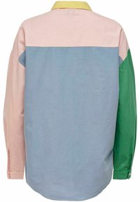 Chemise à manches longues avec blocs de couleur : dos supérieur et manche gauche rose pâle, corps arrière bleu clair, manche droite verte et col jaune.